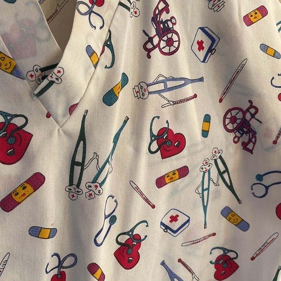 Small V-neck scrub top with two front pockets from life uniform. - Picture 2 of 2